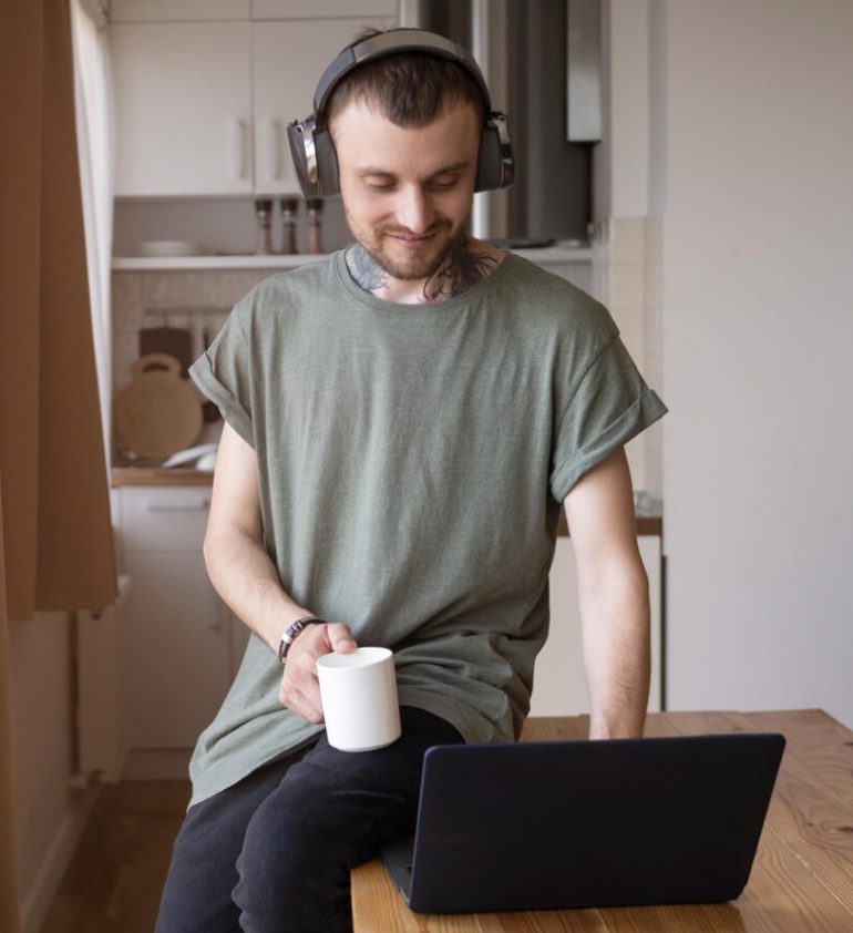 Work with top-notch Designers from 8+ Latin American countries